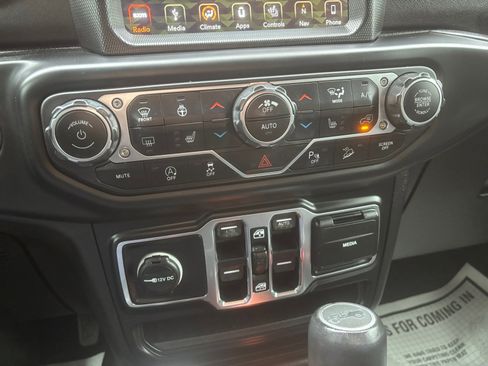 Used 2019 Jeep Wrangler Unlimited Sahara image 27