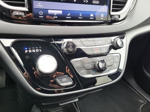 Used 2025 Chrysler Pacifica Select image 23