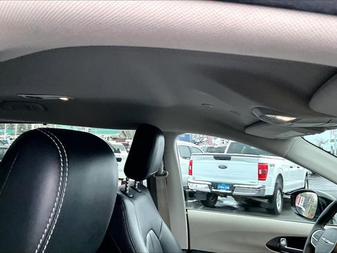 Used 2024 Chrysler Pacifica Touring-L image 30