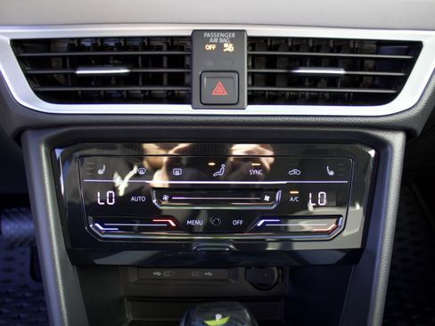 New 2025 Volkswagen Taos SE image 22