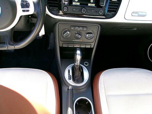 Used 2015 Volkswagen Beetle 1.8T Classic FWD image 15