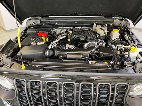 Used 2024 Jeep Gladiator Sport AWD/4WD image 9