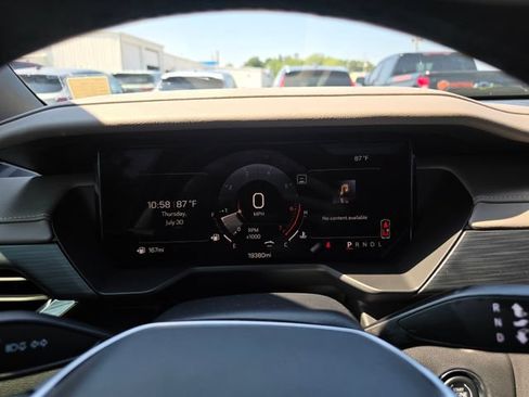 Used 2025 GMC Acadia Elevation w/ Elevation Premium Package FWD image 16