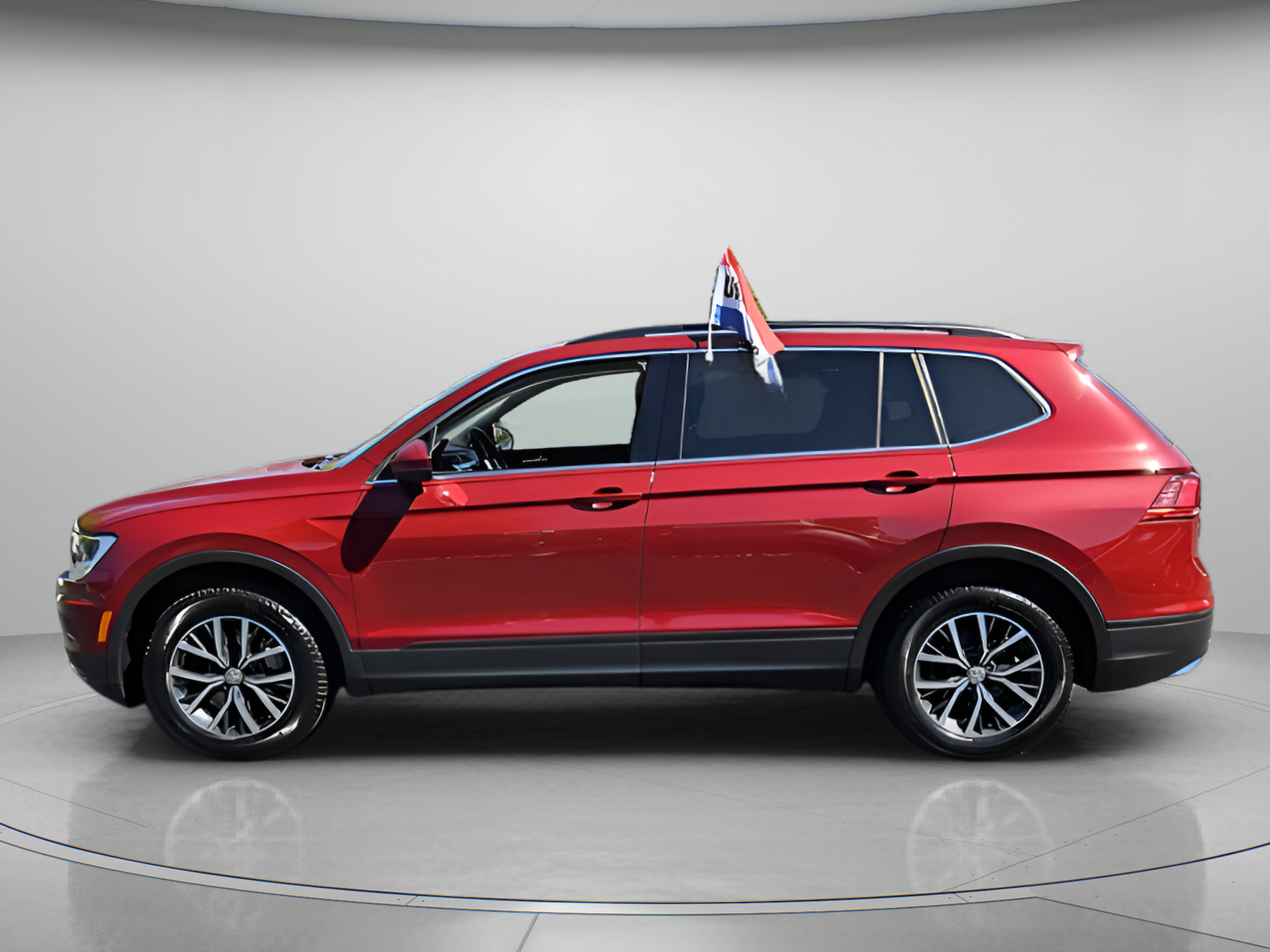 Used 2019 Volkswagen Tiguan SE w/ Panoramic Sunroof Package FWD image 2