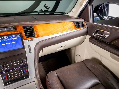 Used 2014 Cadillac Escalade Platinum image 7