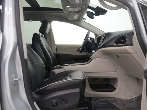 Used 2024 Chrysler Pacifica Limited image 11