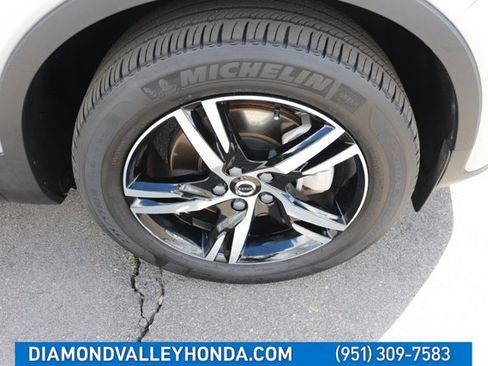 Used 2024 Volvo XC40 B5 Core image 26