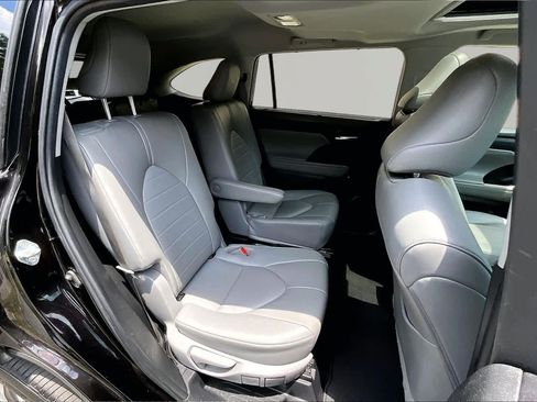 Used 2022 Toyota Highlander XLE FWD image 20