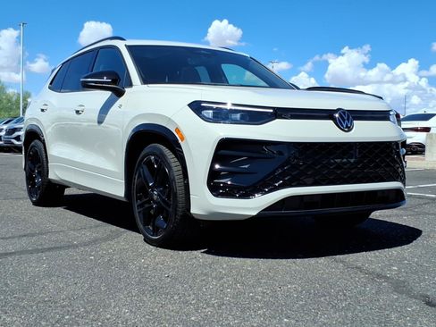 New 2026 Volkswagen Tiguan SE R-Line FWD image 1