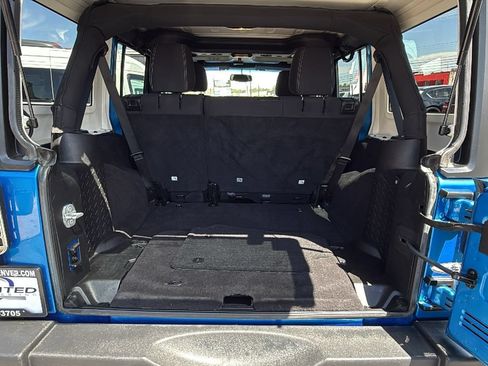 Used 2015 Jeep Wrangler Unlimited Rubicon AWD/4WD image 13