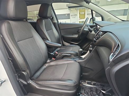 Used 2020 Chevrolet Trax LT w/ LT Convenience Package image 26