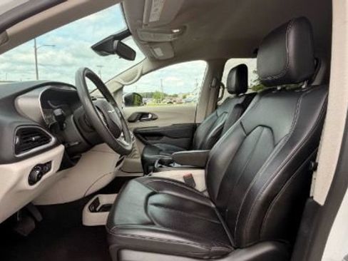 Used 2023 Chrysler Pacifica Touring-L FWD image 12