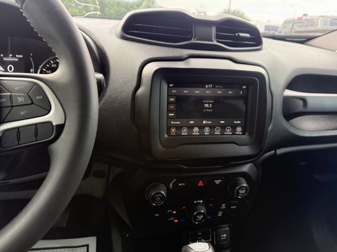 Used 2020 Jeep Renegade Latitude FWD image 24