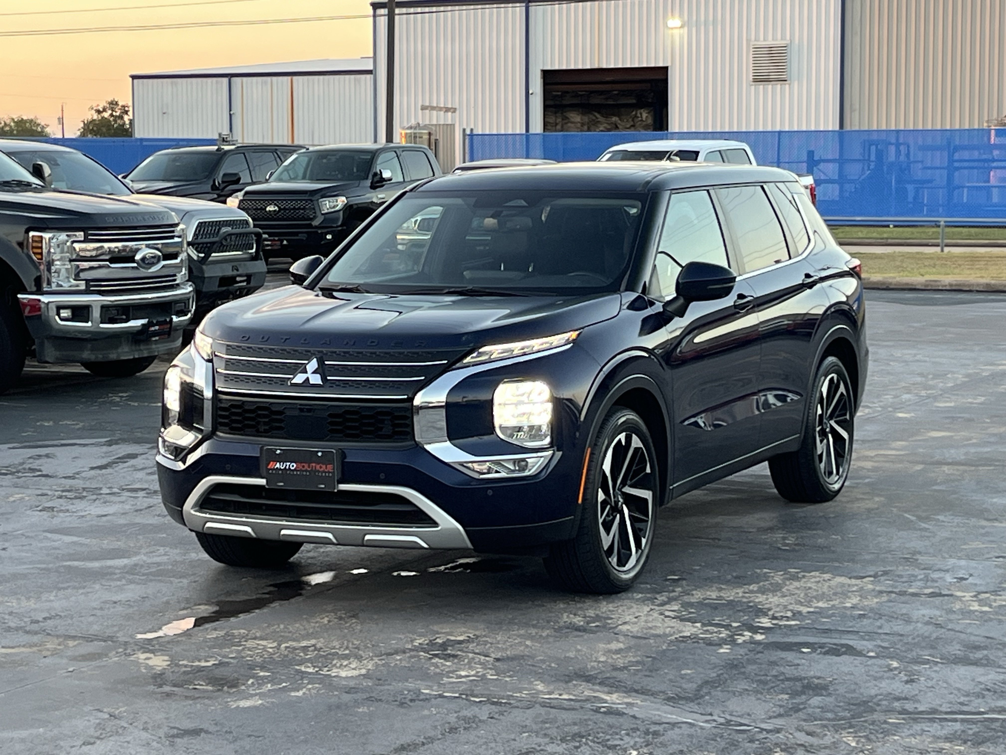 Used 2023 Mitsubishi Outlander SE FWD image 3