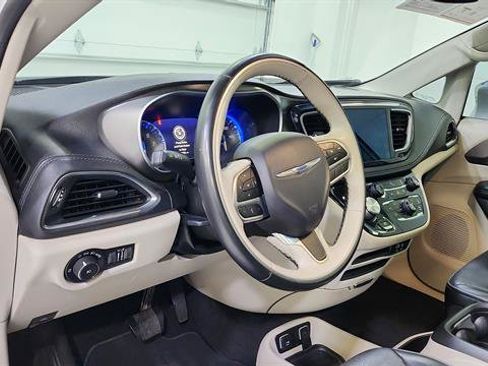Used 2019 Chrysler Pacifica Limited FWD image 10