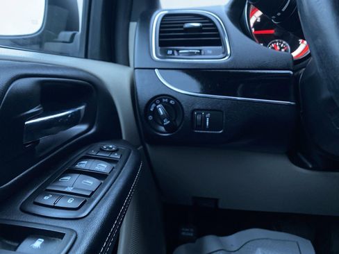 Used 2017 Dodge Grand Caravan SXT image 9