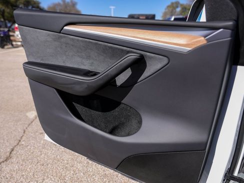 Used 2023 Tesla Model Y Long Range image 18