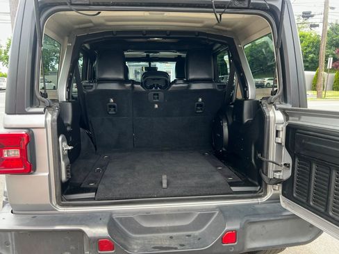Used 2018 Jeep Wrangler Unlimited Sahara w/ Dual Top Group AWD/4WD image 10