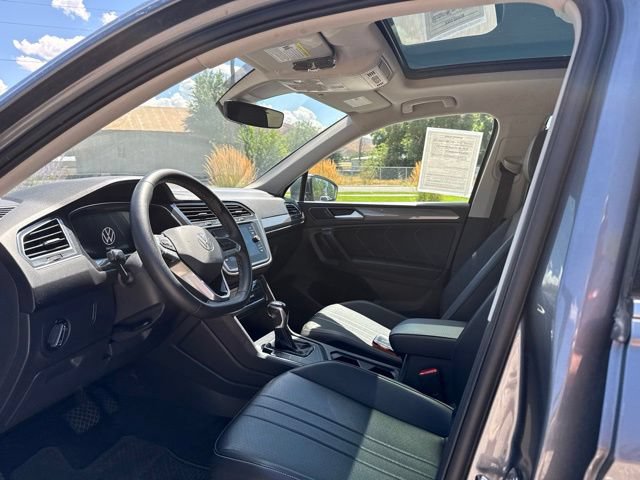 Used 2023 Volkswagen Tiguan SE w/ Panoramic Sunroof Package FWD image 18