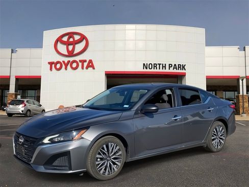 Used 2025 Nissan Altima 2.5 SV image 1
