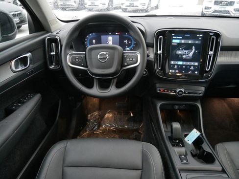 Used 2025 Volvo XC40 B5 Core image 12