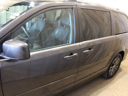 Used 2017 Dodge Grand Caravan SXT image 7