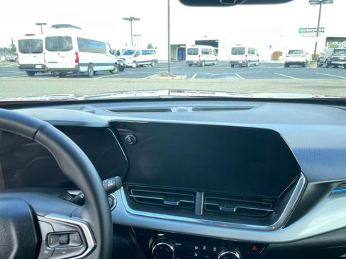 Used 2025 Chevrolet Trax LT w/ LT Convenience Package image 33