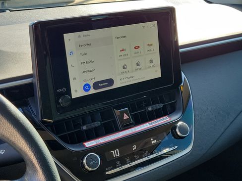 Used 2025 Toyota Corolla LE image 28