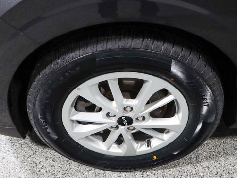 Used 2024 Kia Carnival LX image 11