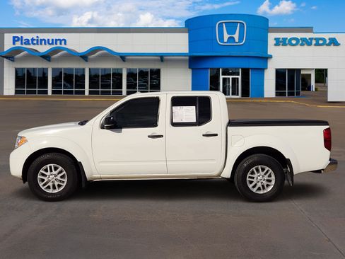 Used 2018 Nissan Frontier SV image 3