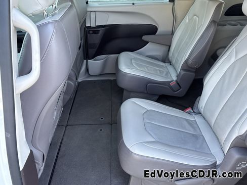 Used 2019 Chrysler Pacifica Touring-L image 27