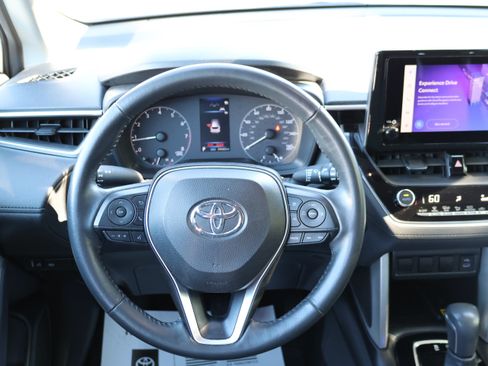 Used 2023 Toyota Corolla Cross LE AWD/4WD image 23
