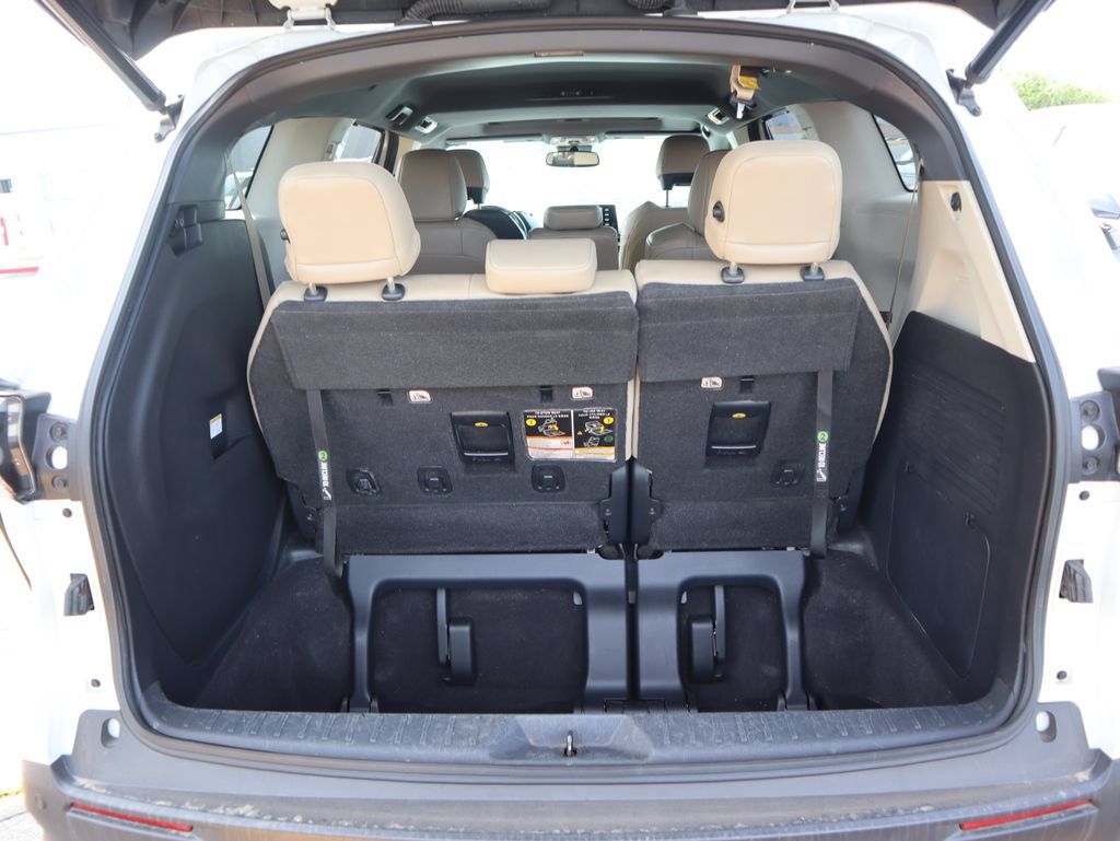 Used 2021 Toyota Sienna XLE FWD image 12