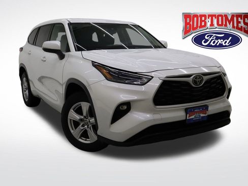 Used 2022 Toyota Highlander LE image 1