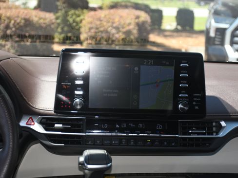 Certified 2023 Toyota Sienna Platinum FWD image 18