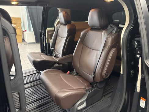 Used 2024 Toyota Sienna Platinum image 28