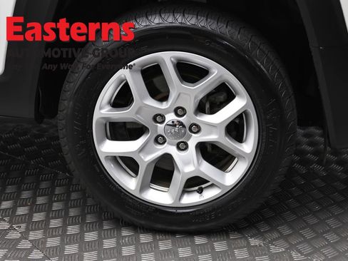 Used 2017 Jeep Renegade Latitude w/ Cold Weather Group AWD/4WD image 33