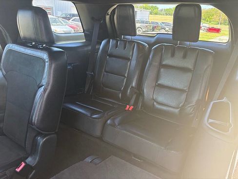 Used 2018 Ford Explorer XLT w/ Equipment Group 202A AWD/4WD image 13