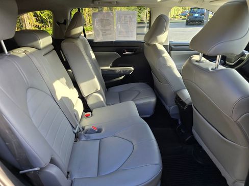 Used 2022 Toyota Highlander XLE image 8