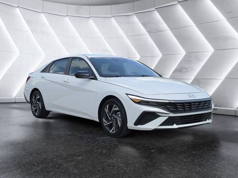 Used 2025 Hyundai Elantra Sport FWD image 2