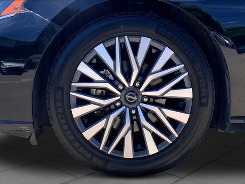Used 2024 Nissan Altima 2.5 SV FWD image 11