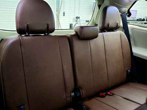 Used 2020 Toyota Sienna Limited Premium image 24