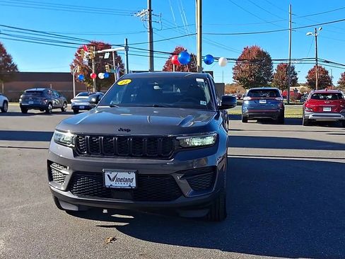 Used 2023 Jeep Grand Cherokee Altitude image 5