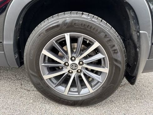 Used 2019 Toyota Highlander XLE AWD/4WD image 11