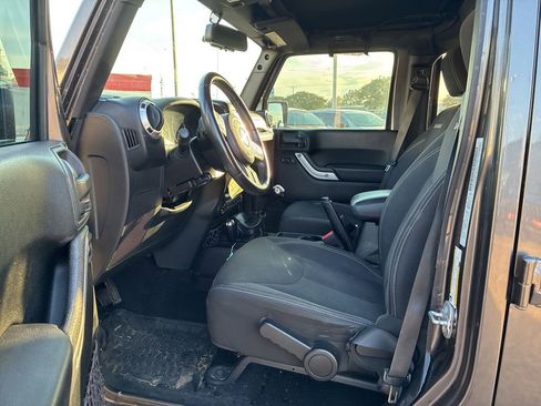 Used 2016 Jeep Wrangler Unlimited Sahara w/ Connectivity Group AWD/4WD image 11