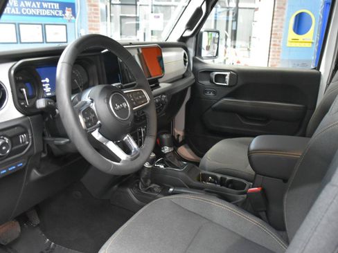 Used 2025 Jeep Wrangler Unlimited Sahara w/ Safety Group AWD/4WD image 37