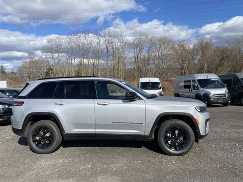 New 2026 Jeep Grand Cherokee Altitude image 2