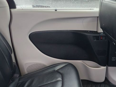 Used 2022 Chrysler Pacifica Touring-L image 48