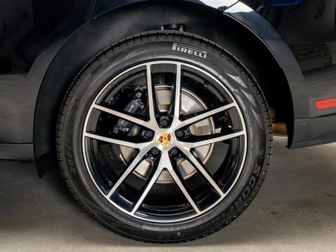 Certified 2025 Porsche Macan AWD/4WD image 16