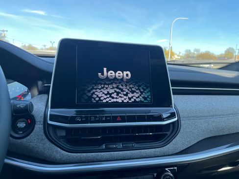 Used 2025 Jeep Compass Latitude AWD/4WD image 21